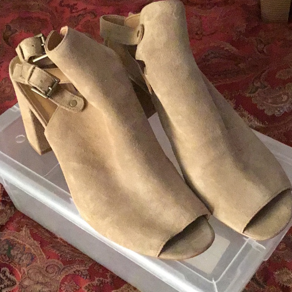 Nine West Peeptoe Shooties!